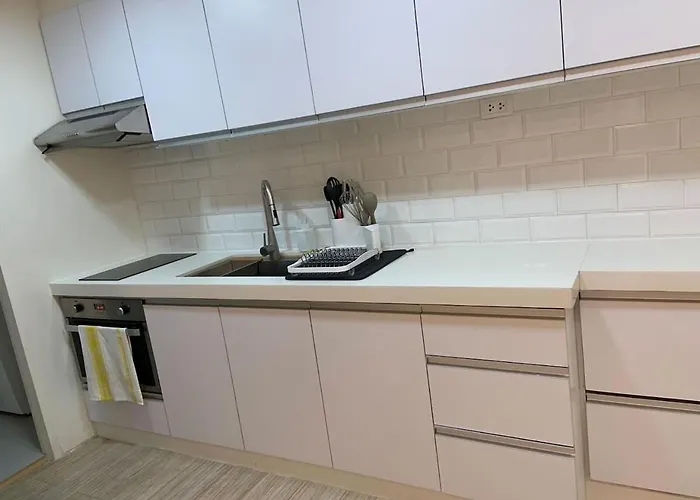 Comfy And Renovated 1 Bedroom With Balcony Bgc Golf View
