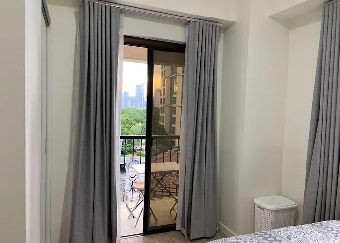 Comfy And Renovated 1 Bedroom With Balcony Bgc Golf View Manila
