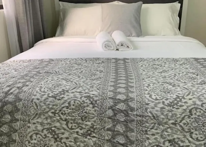 Comfy And Renovated 1 Bedroom With Balcony Bgc Golf View Manila